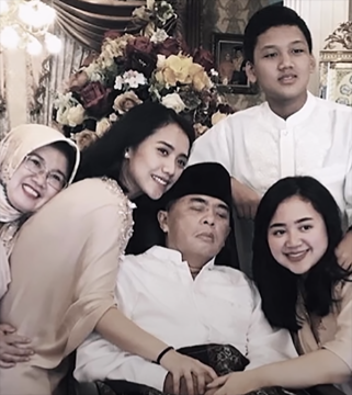Ade Komarudin bersama istri dan ketiga anaknya/Foto: Instagram Putri Komarudin
